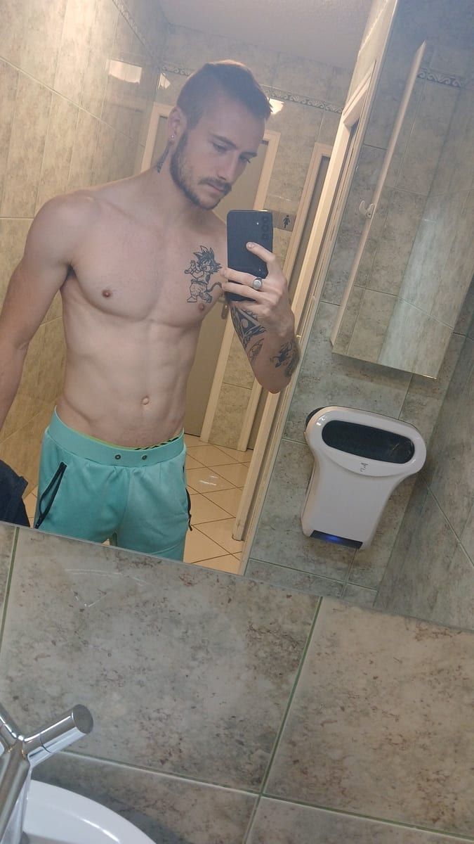 Parfait - Gay mec à Fex Profil de Parfait, 24 ans, Gay mec à Fex (Grisons)